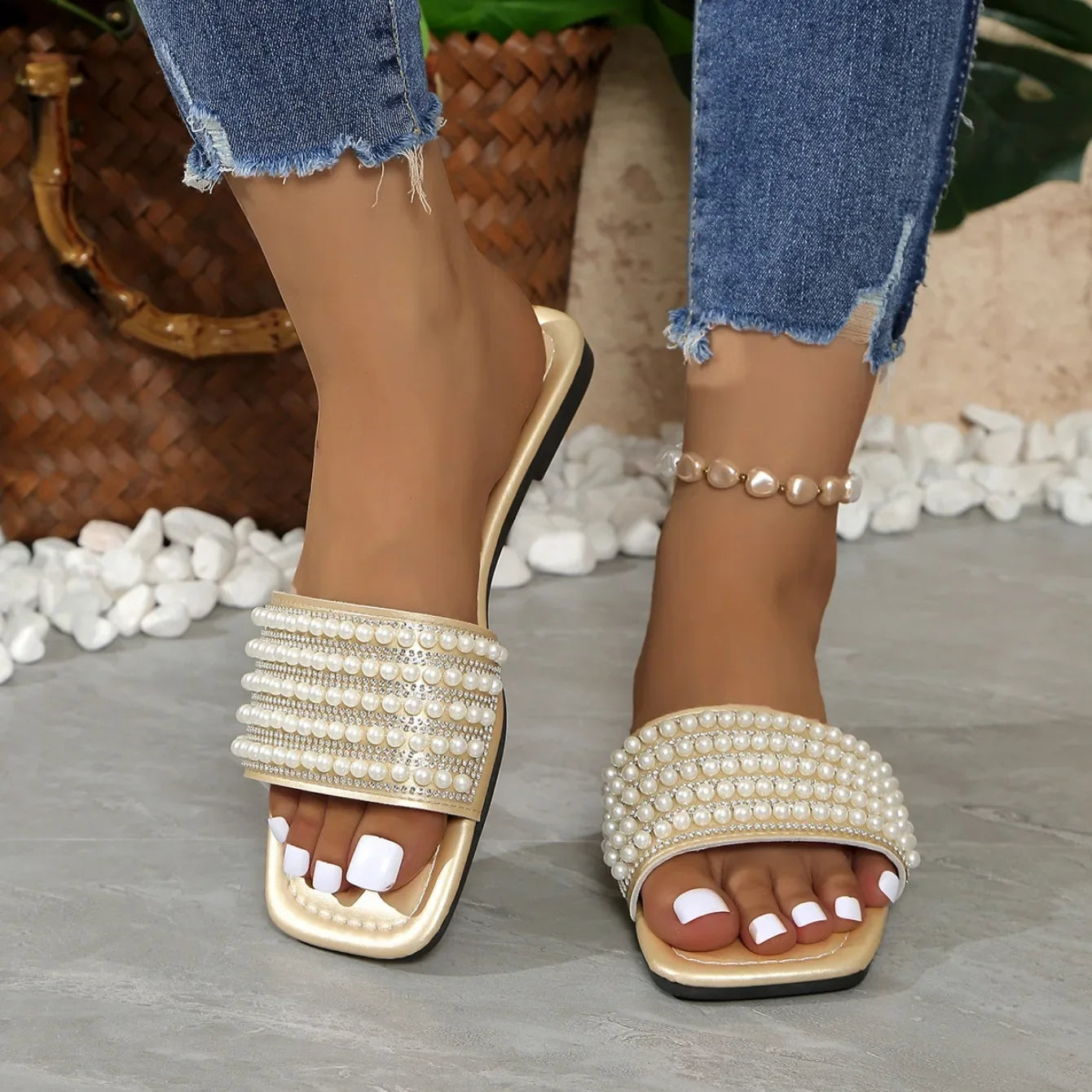 Women Luxury Pearl Slippers Square Toe Beach Flat Sandals Comfortable Non Slip Slippers Slides Women
