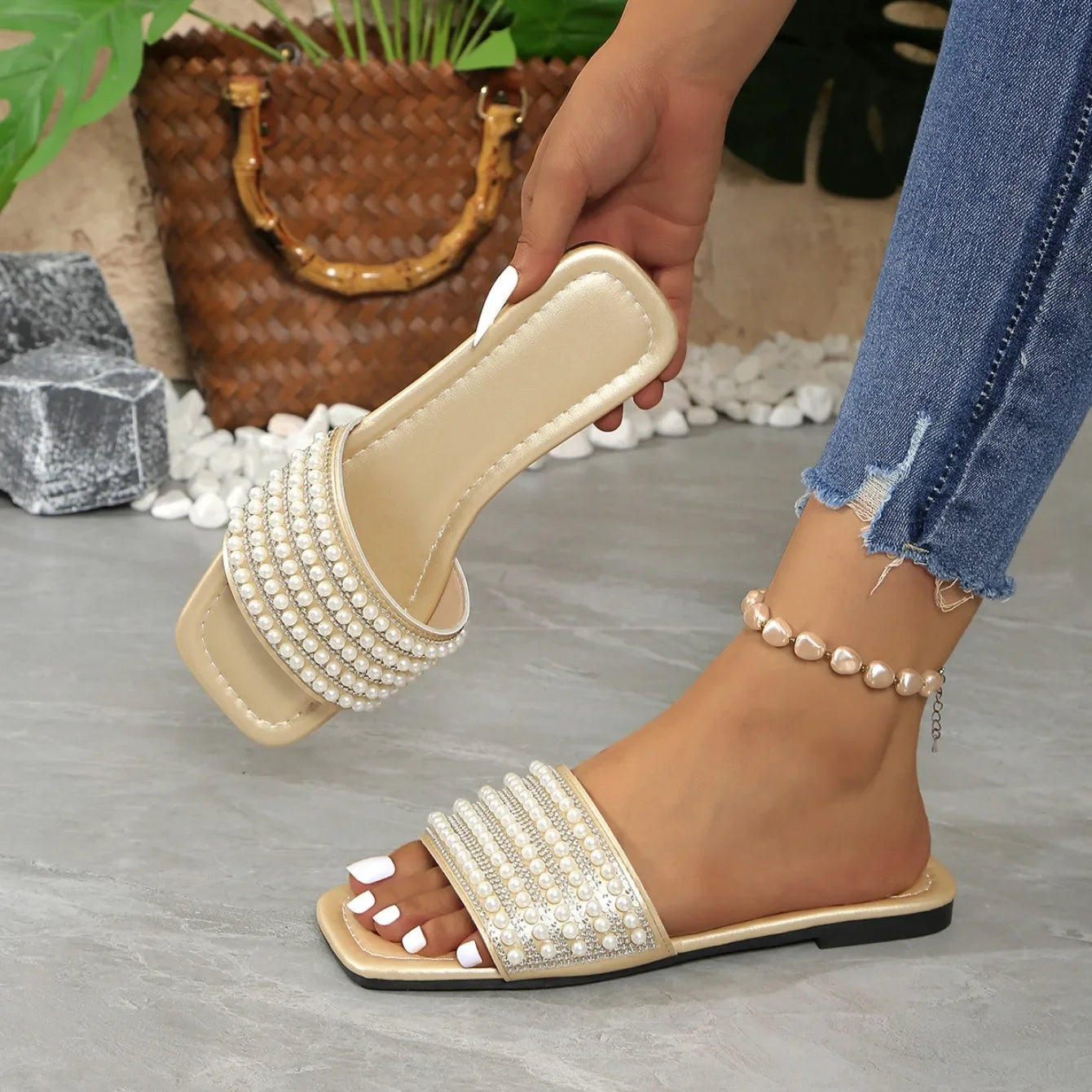 Women Luxury Pearl Slippers Square Toe Beach Flat Sandals Comfortable Non Slip Slippers Slides Women