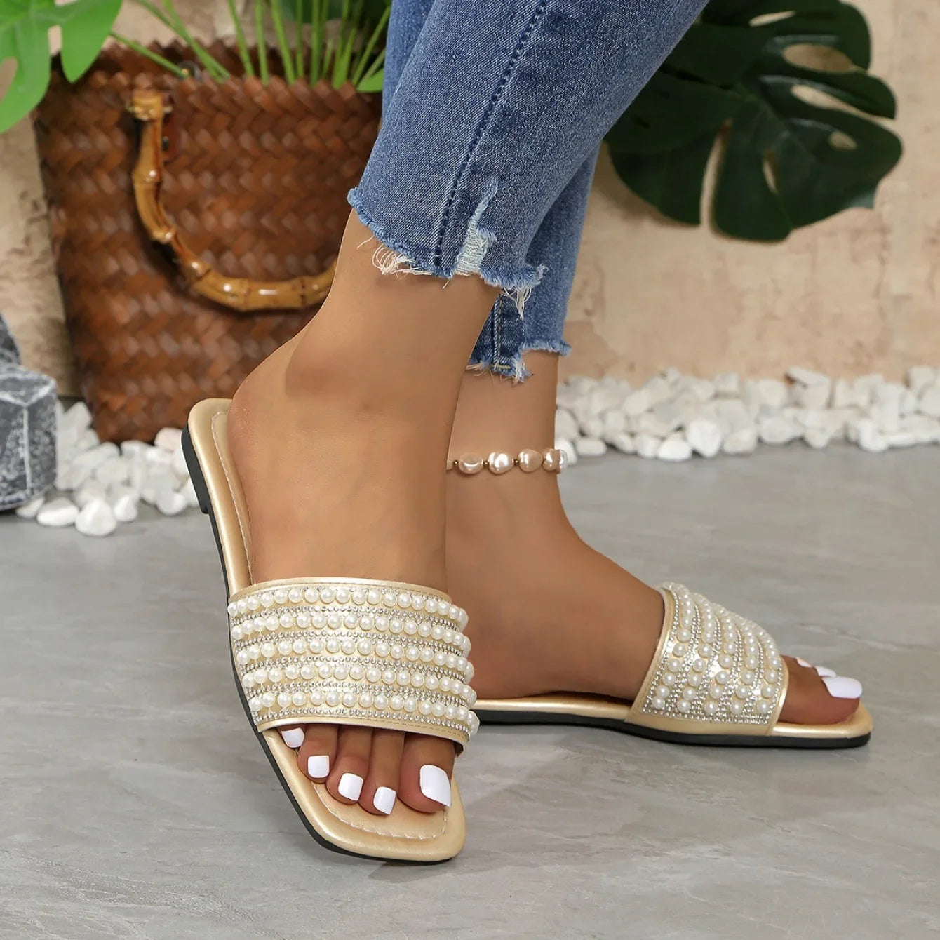 Women Luxury Pearl Slippers Square Toe Beach Flat Sandals Comfortable Non Slip Slippers Slides Women