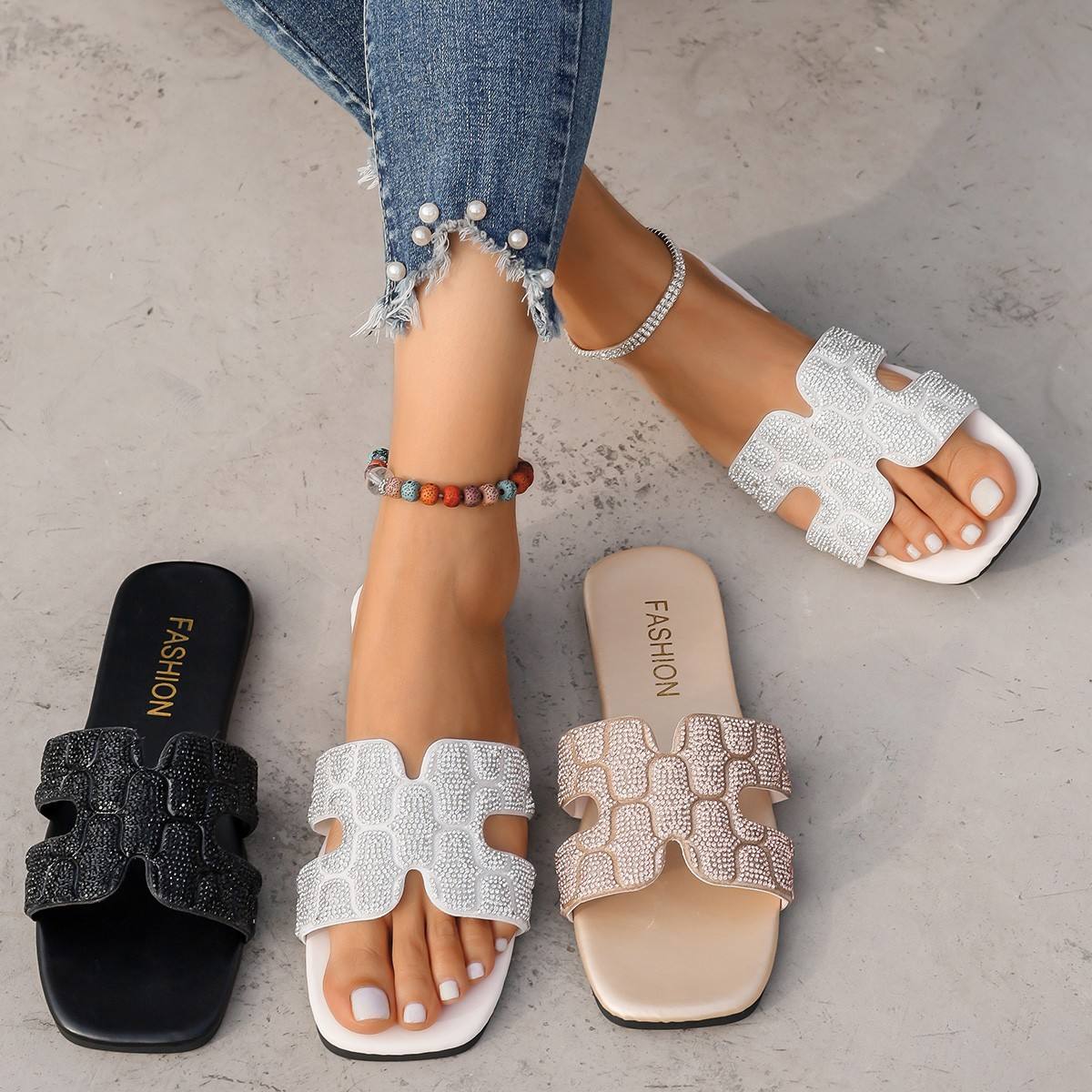 Women Slippers Fashionable Flat Bottom Sandals Outdoor Strap Beach Shoes Trendy Lightweight Slippers Slides