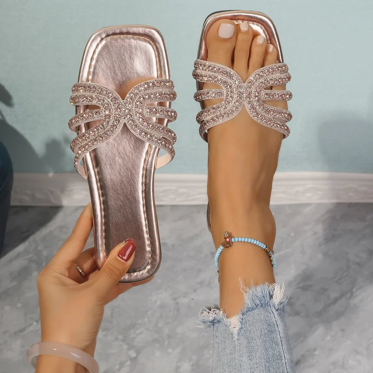 Women's Rhinestone Slippers Outdoor Fashion Non-Slip Beach Shoes Comfortable Flat Square Heel Women's Sandals