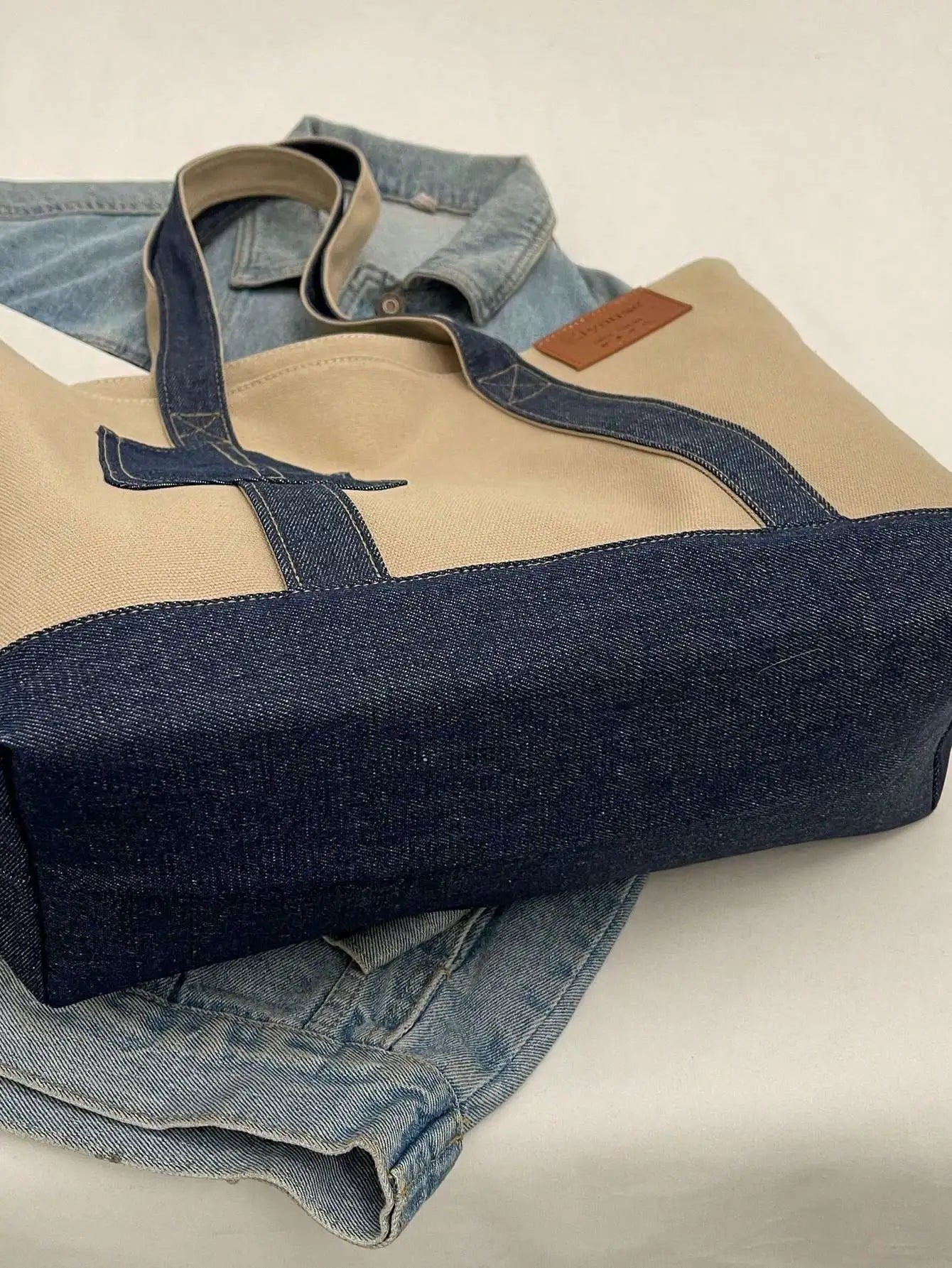 Stylish and Durable Canvas Tote Bag - Large Capacity for Women - Suitable for School, Work and Travel